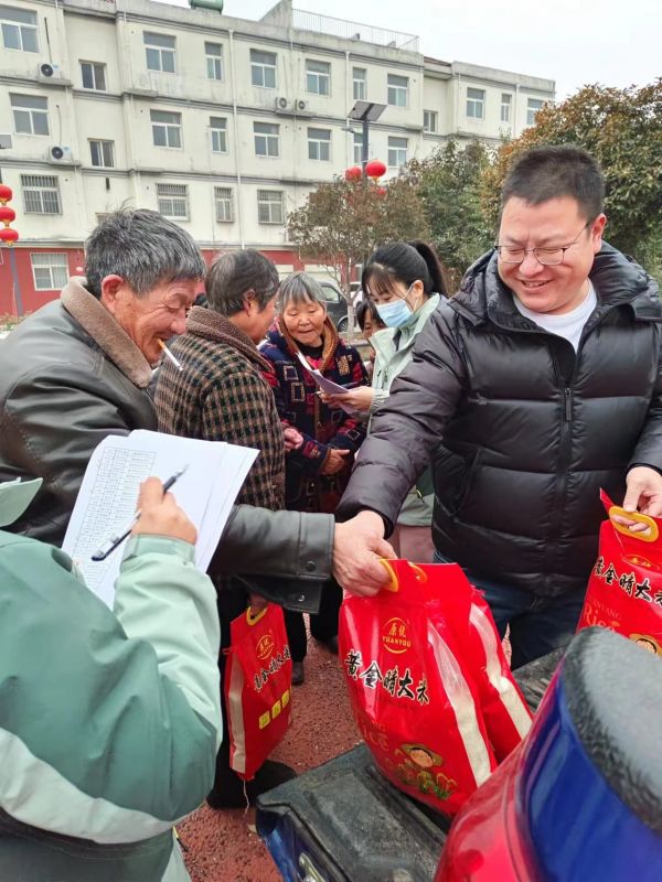 關(guān)愛(ài)老人，我們一直在行動(dòng)，2023年農(nóng)歷臘月二十，給西北流村的老人 發(fā)春節(jié)福利