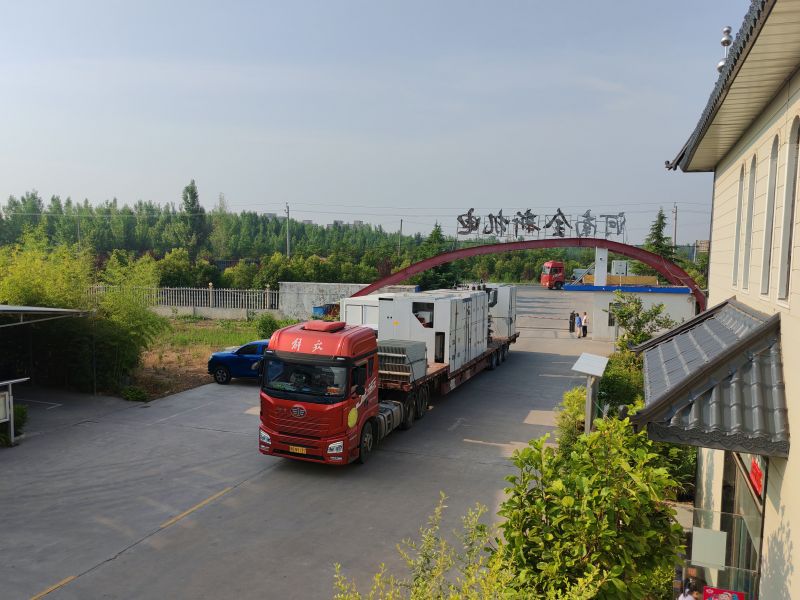 滿滿一車高壓開(kāi)關(guān)柜和變壓器發(fā)貨