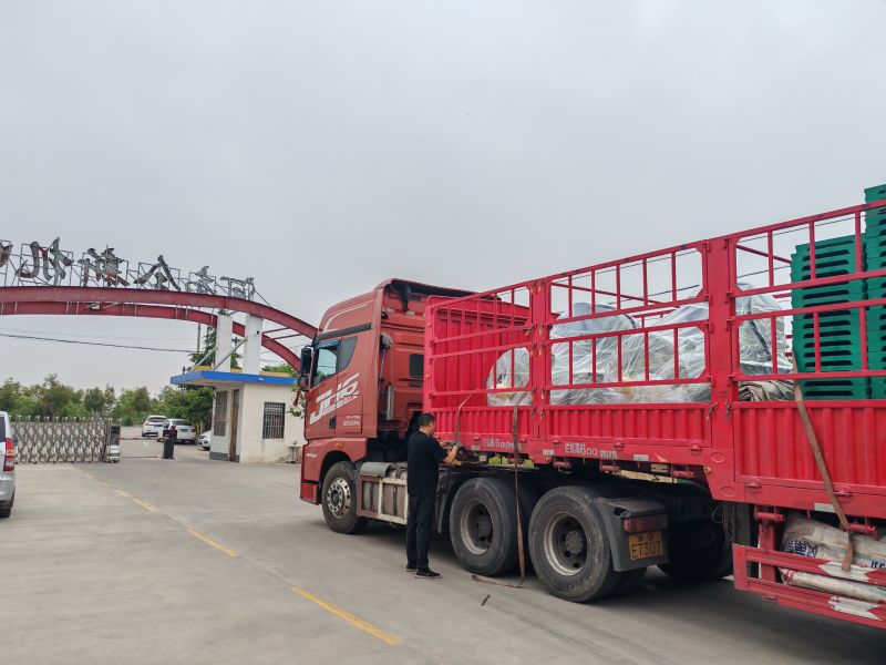 兩臺(tái)YQX1000-6/1000KW/660V正壓防爆電機(jī)裝車發(fā)貨鉆井現(xiàn)場(chǎng)